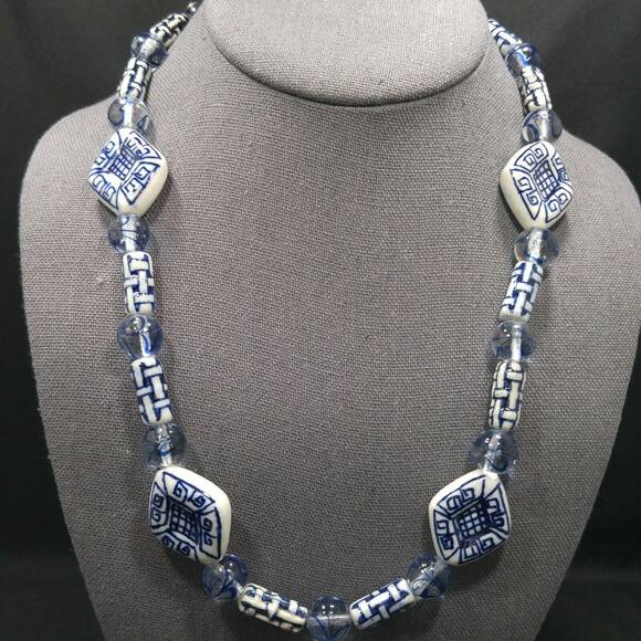 Vintage Delft Blue Willow Porcelain Bead Necklace Glass Beads Asian Style 1960s - Picture 3 of 10